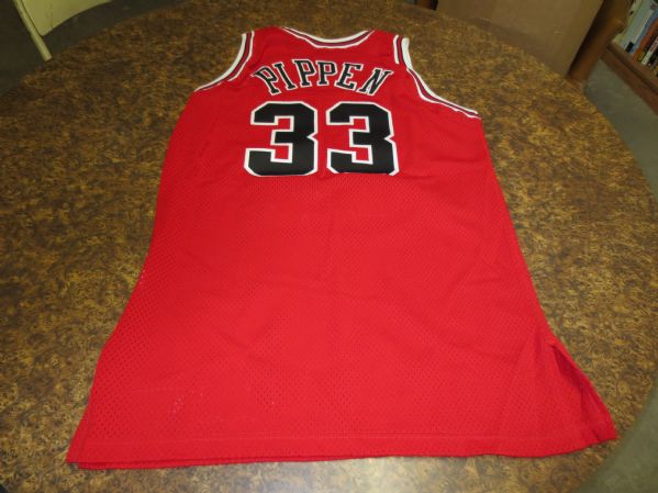 1994-95 Scottie Pippen Chicago Bulls Game Used Game Worn Red Jersey signed WOW!