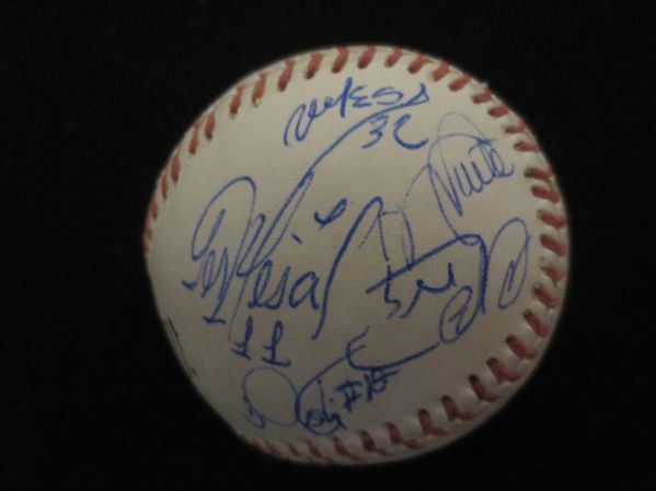 Cuban baseball with 16 signatures  Inder L.P.V. Batos Industria Deportiva Selectiva