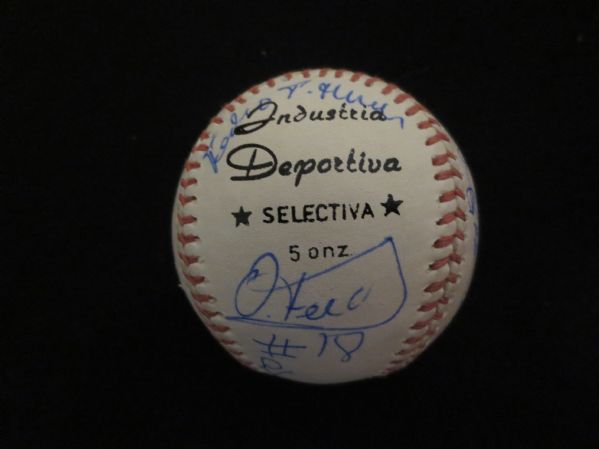 Cuban baseball with 16 signatures  Inder L.P.V. Batos Industria Deportiva Selectiva