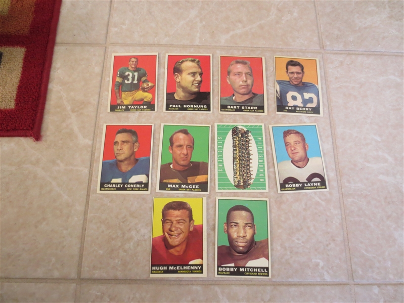 (140) 1961 Topps football cards with HOFers Starr, Hornung, Berry, Taylor, team card, more