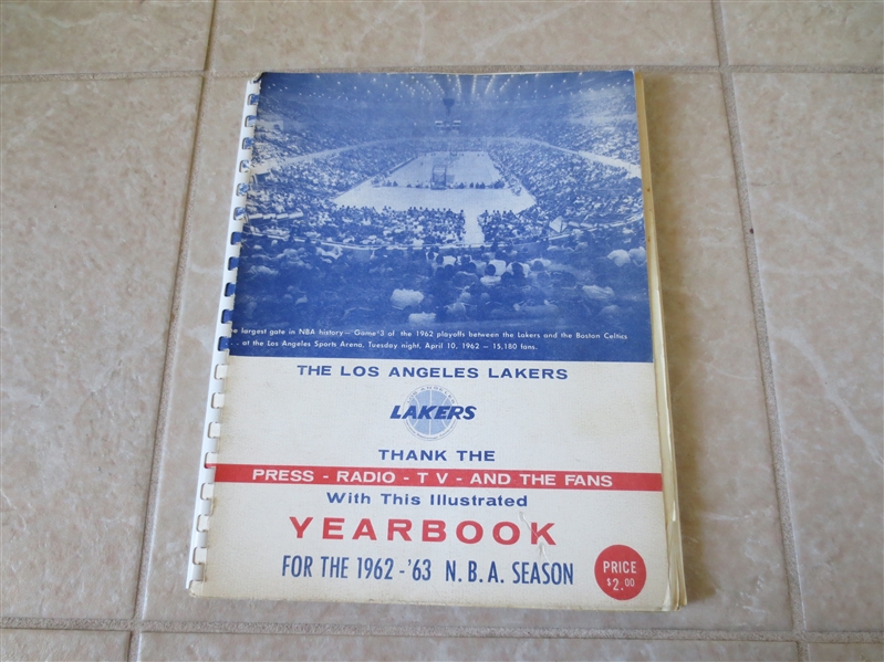 1962-63 Los Angeles Lakers media guide with photos  Jerry West, Elgin Baylor  RARE!