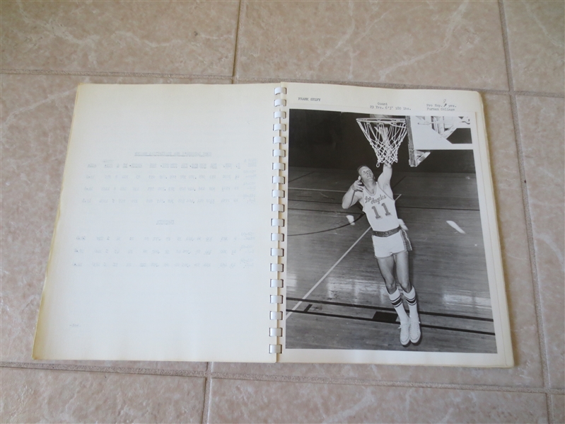 1962-63 Los Angeles Lakers media guide with photos  Jerry West, Elgin Baylor  RARE!
