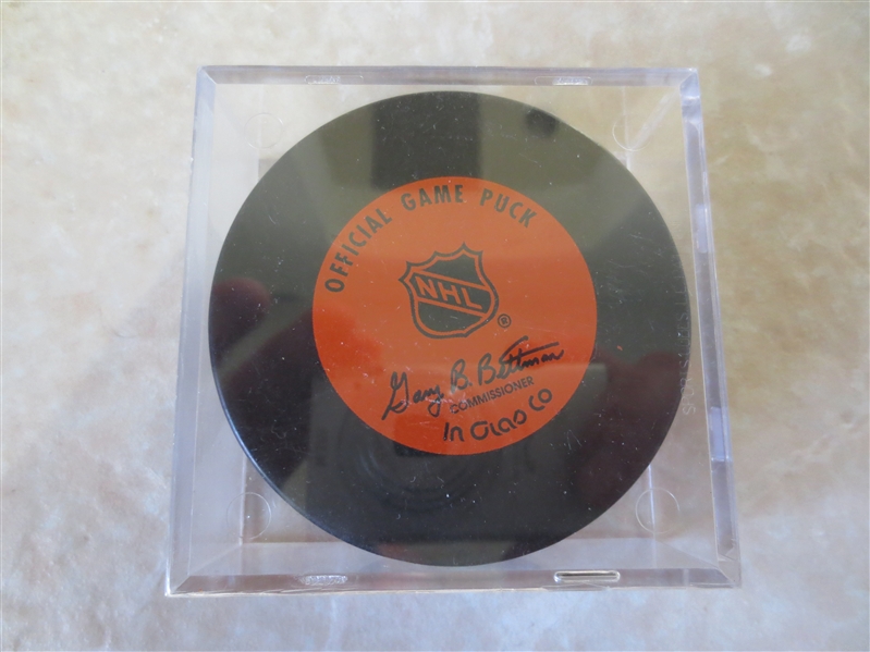 Autographed Bobby Hull Chicago Blackhawks Official Game Puck