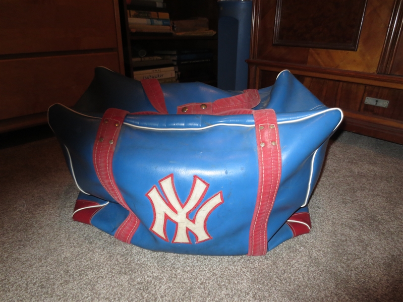 1970's New York Knicks Luggage Carry Bag  unknown player  made by Cosby  NEAT!