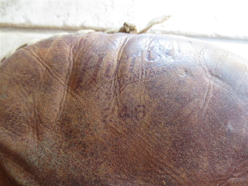 1940's Willard Hershberger Hutch Model 246 Catchers Mitt with Cloth Label  Committed Suicide during season with Cincinnati Reds