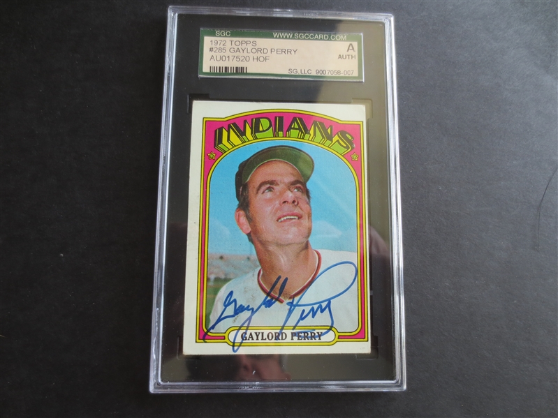 Autographed SGC 1972 Topps Gaylord Perry baseball card #285
